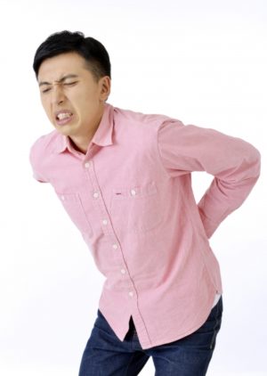 腰痛で困る男性