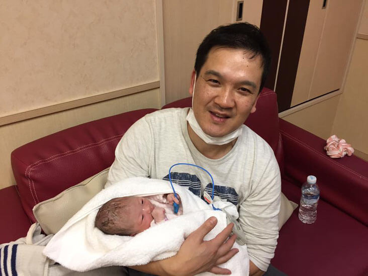 産声をあげた娘を抱っこ