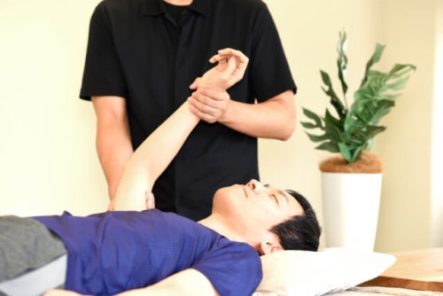 整体を受ける男性