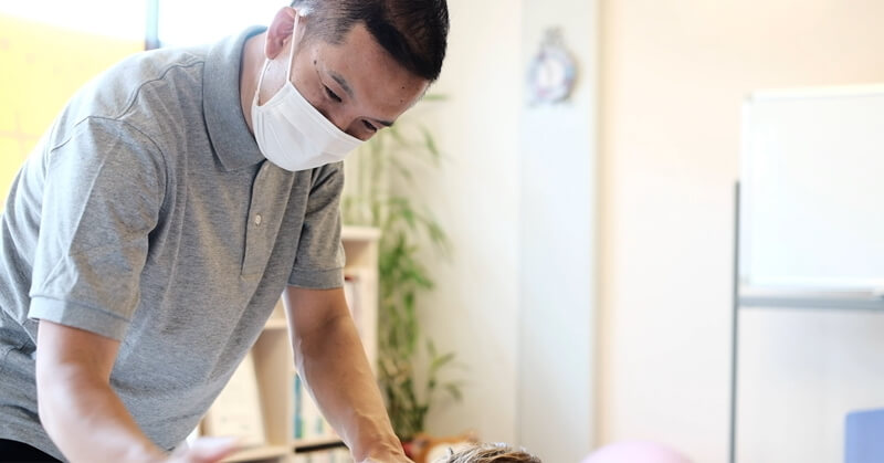 背骨の矯正、背中周辺の筋肉をゆるめる