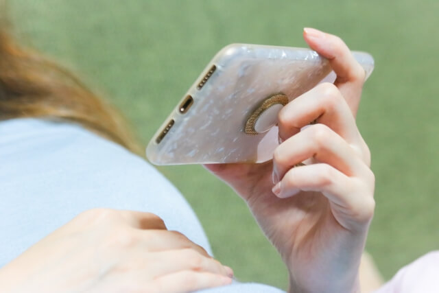 スマートフォンを見る女性