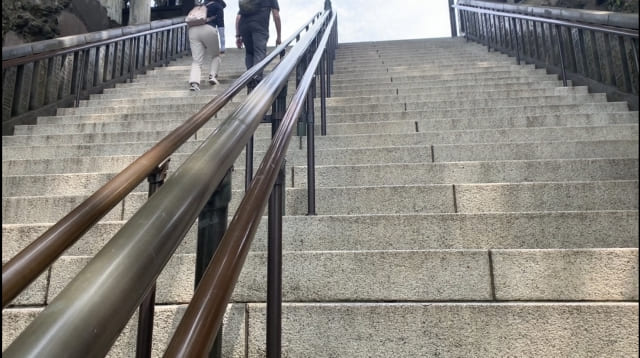 階段をのぼる人