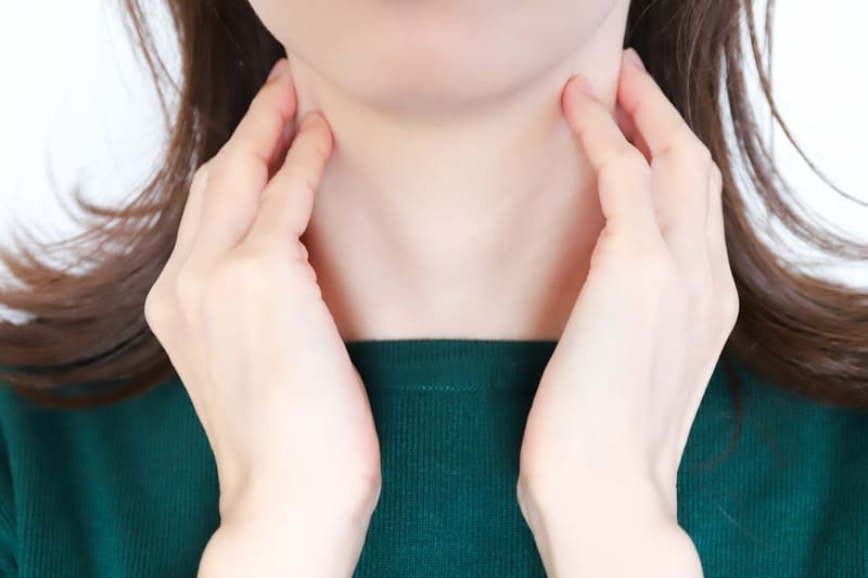 女性の首　喉