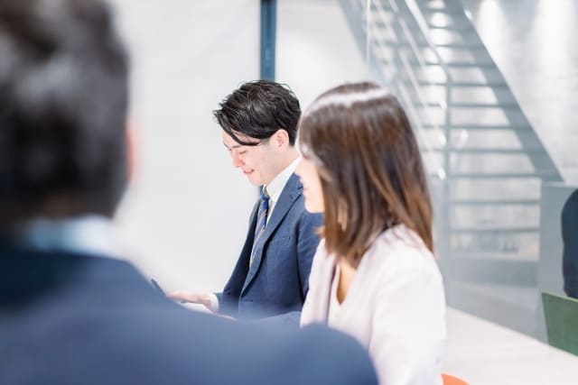 会議中に緊張をする20代の若手社員