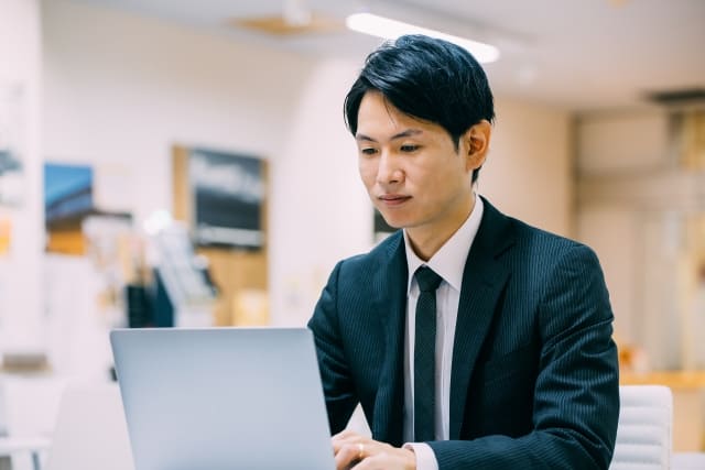 オフィスでPC作業をするビジネスマン