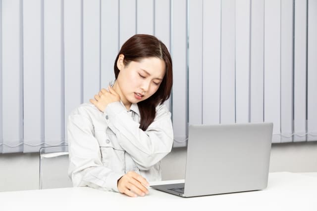 首が痛い女性